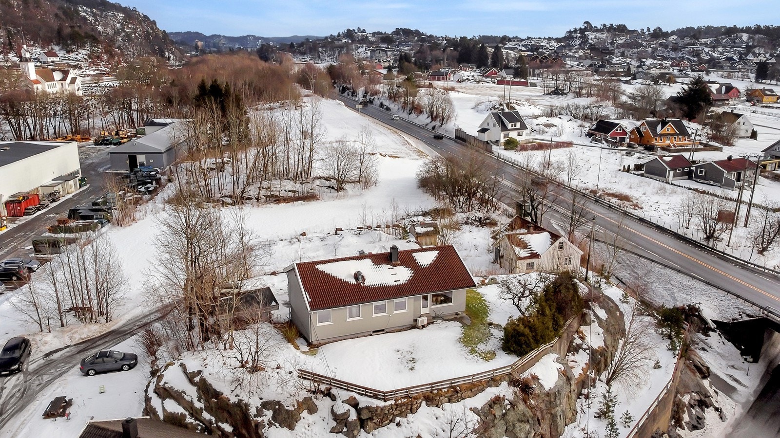 Det er kort vei til Tangvall i bakgrunnen med alle nødvendigste servicetilbud. Galleribilde