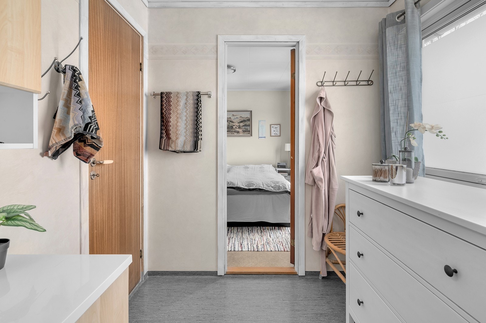 Fra badet er det direkte tilkomst til hovedsoverom. Galleribilde