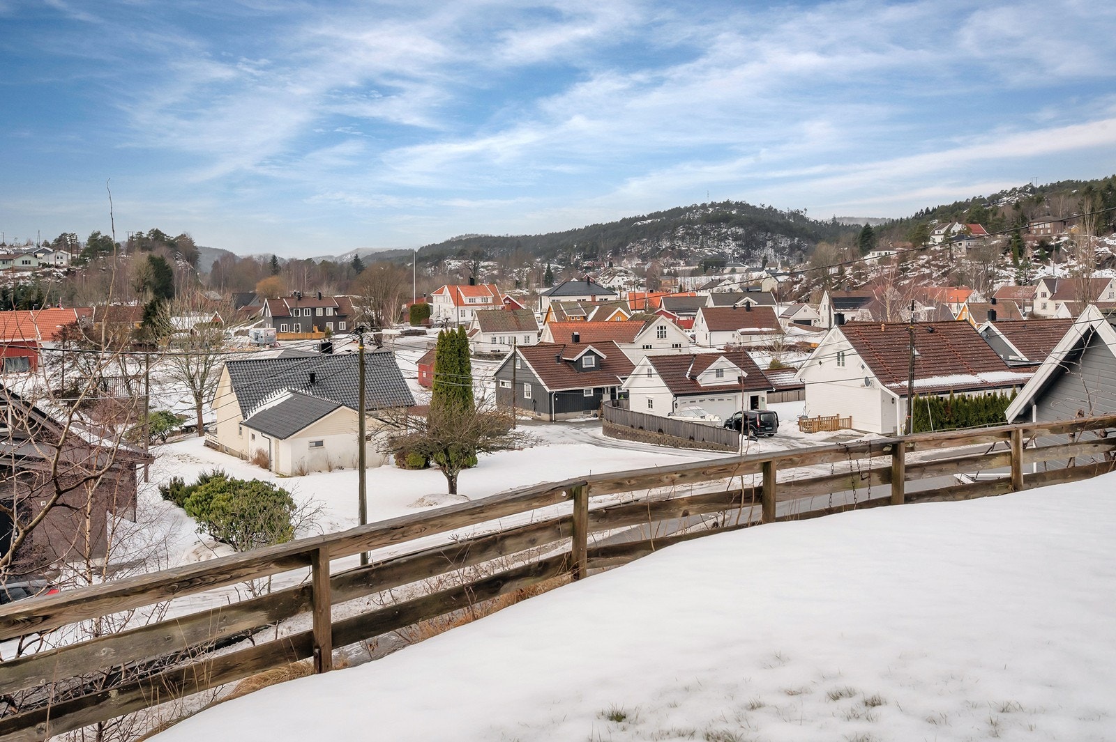 Utsikt over nærområdet gir et godt perspektiv fra eiendommen. Galleribilde