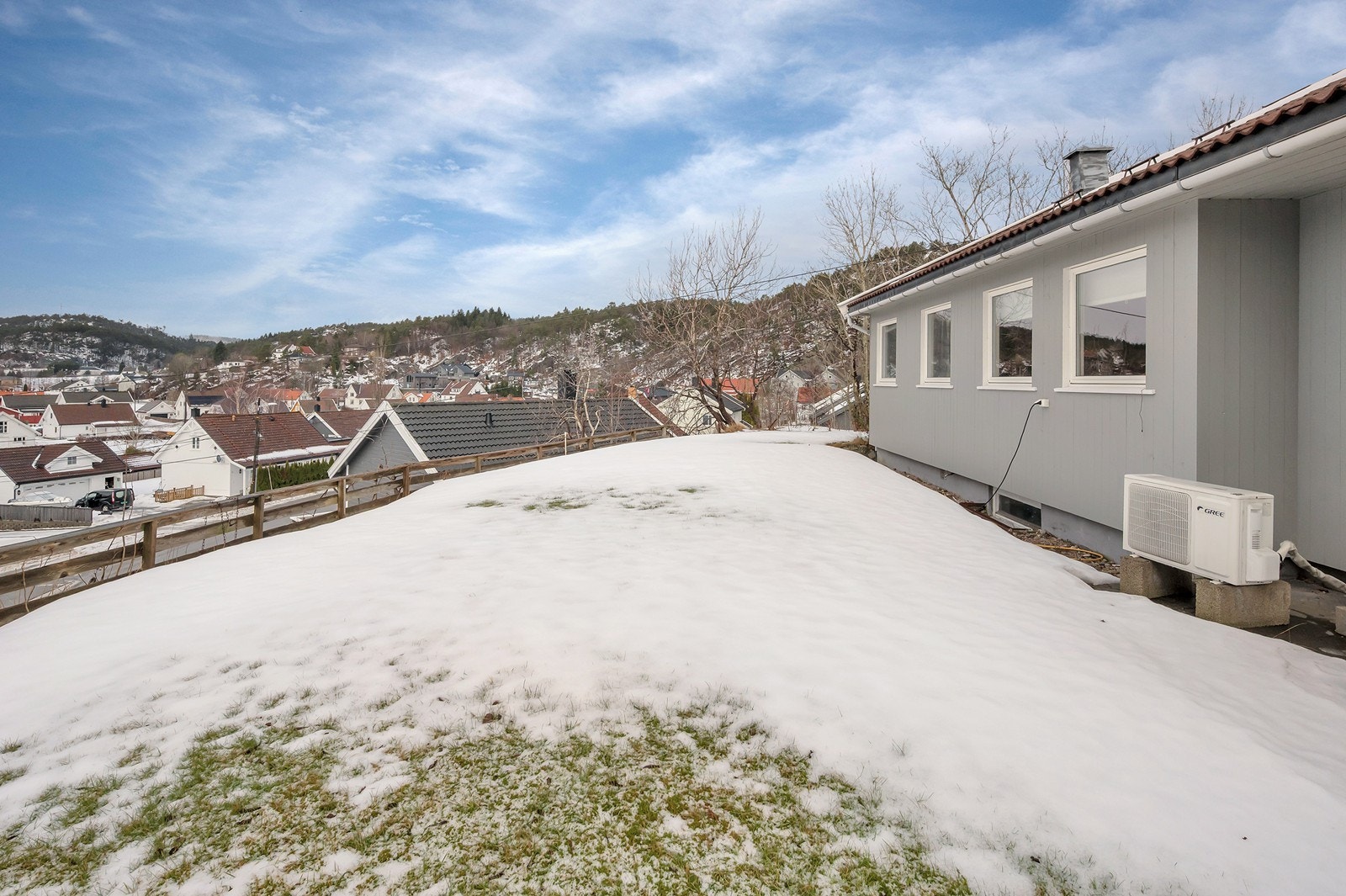 Fra stuen er det utgang til denne hagen mot vest. Her er det meget flott utsikt. Galleribilde