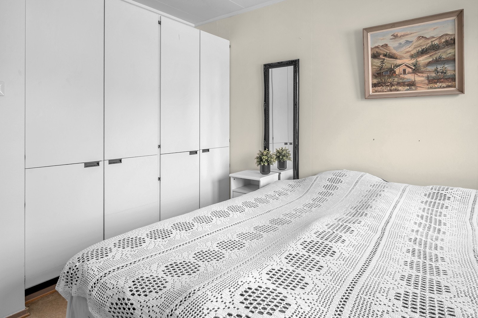 Garderobeløsning gir god oppbevaringsplass i soverommet og medfølger. Galleribilde