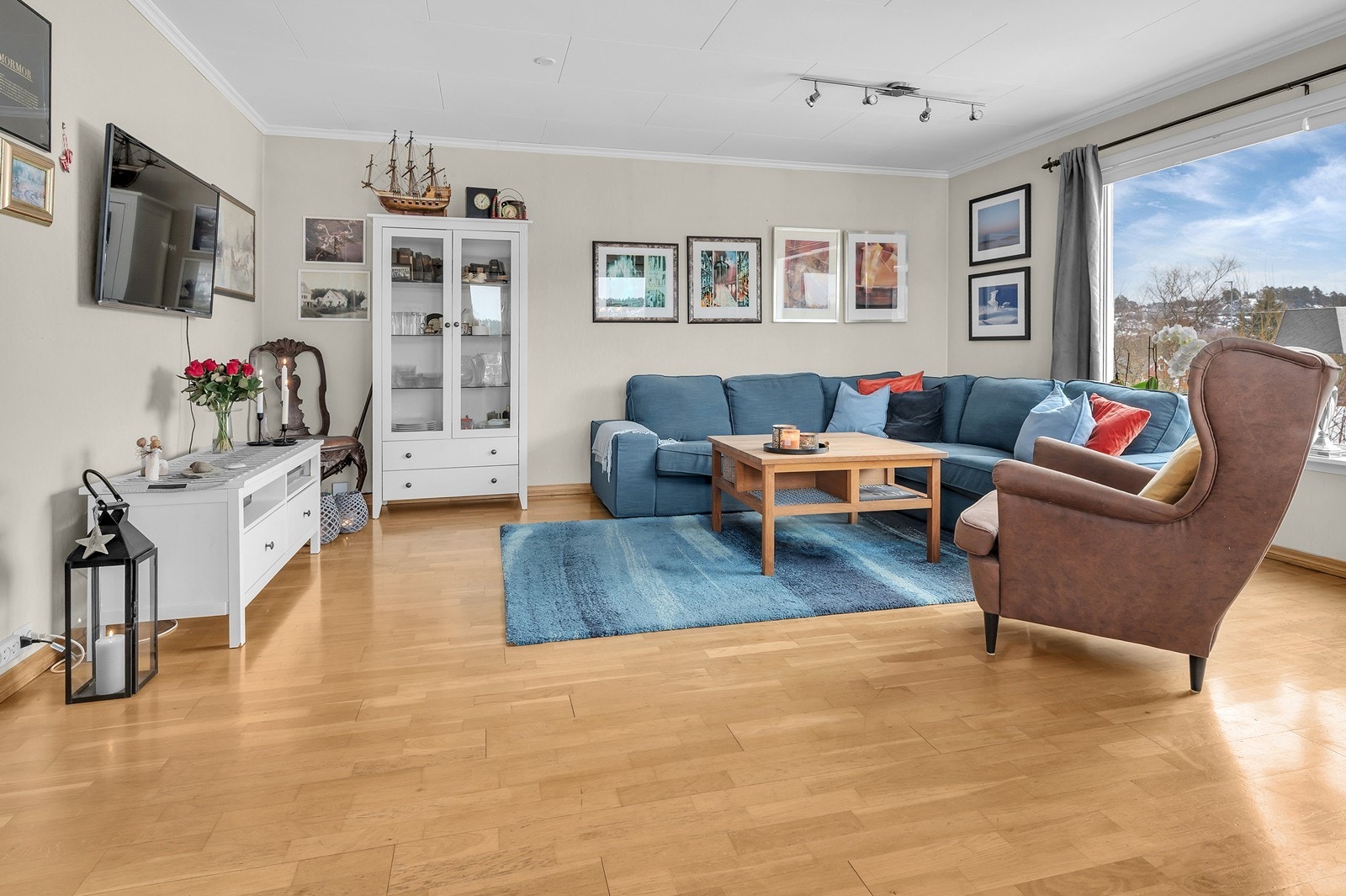 Enden av stuen har en sydvendt utsikt. Galleribilde