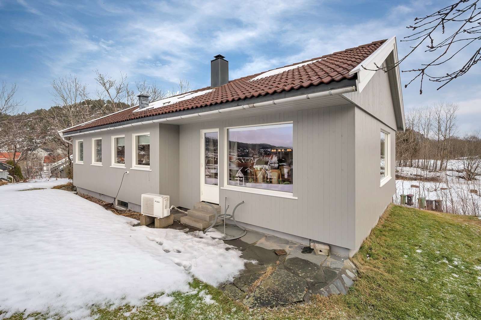 I 2021 ble kledning, vinduer og balkongdør skiftet. Galleribilde