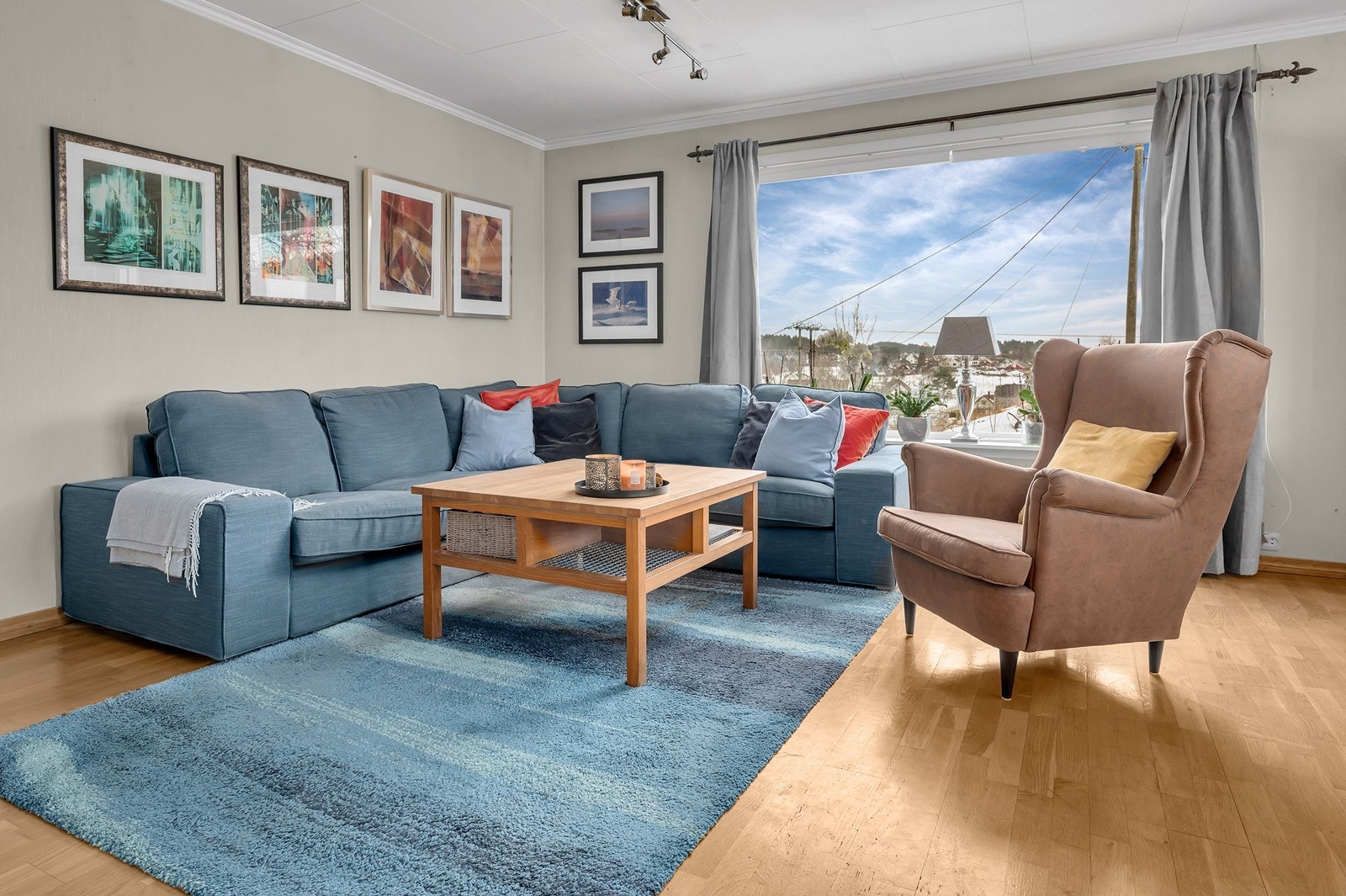 Store vindusflater gir godt med lysinnslipp og usjenert utsikt. Galleribilde