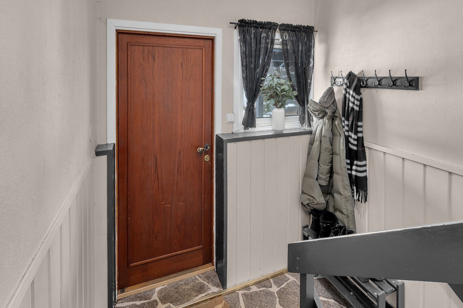 Entréen som ligger i mellometasje med enkel tilkomst opp og ned. Galleribilde