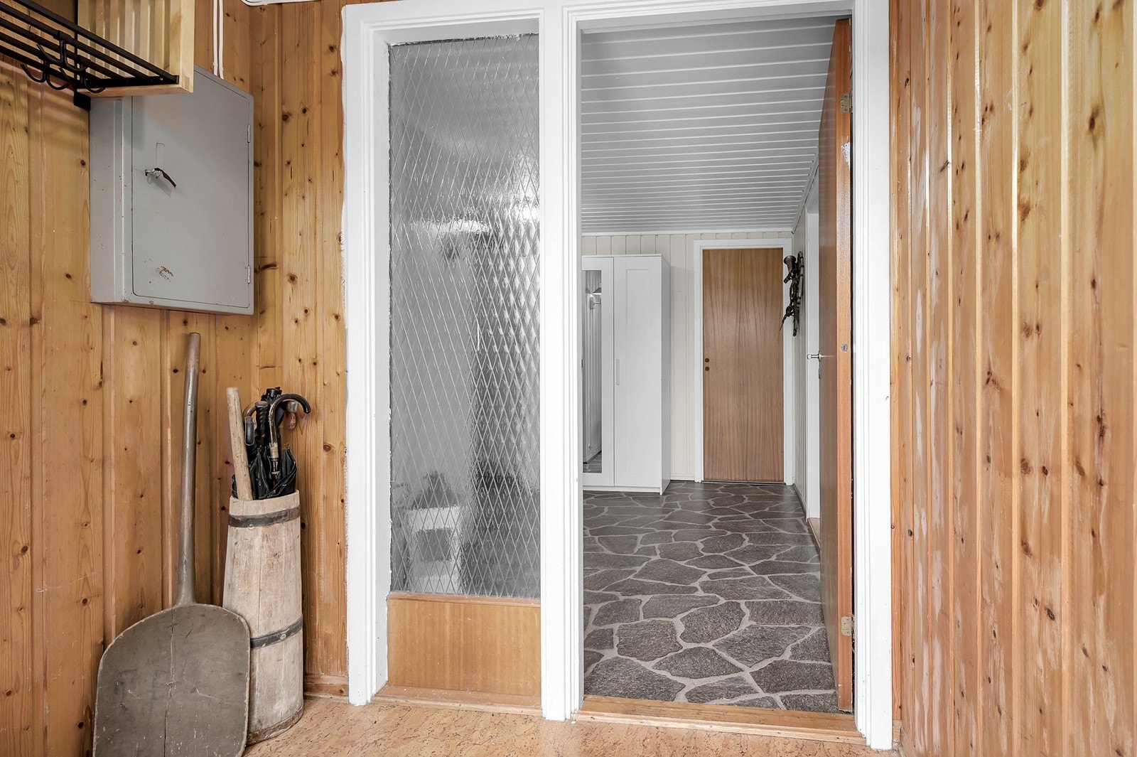Det er egen inngang til underetasjen med vindfang. Galleribilde