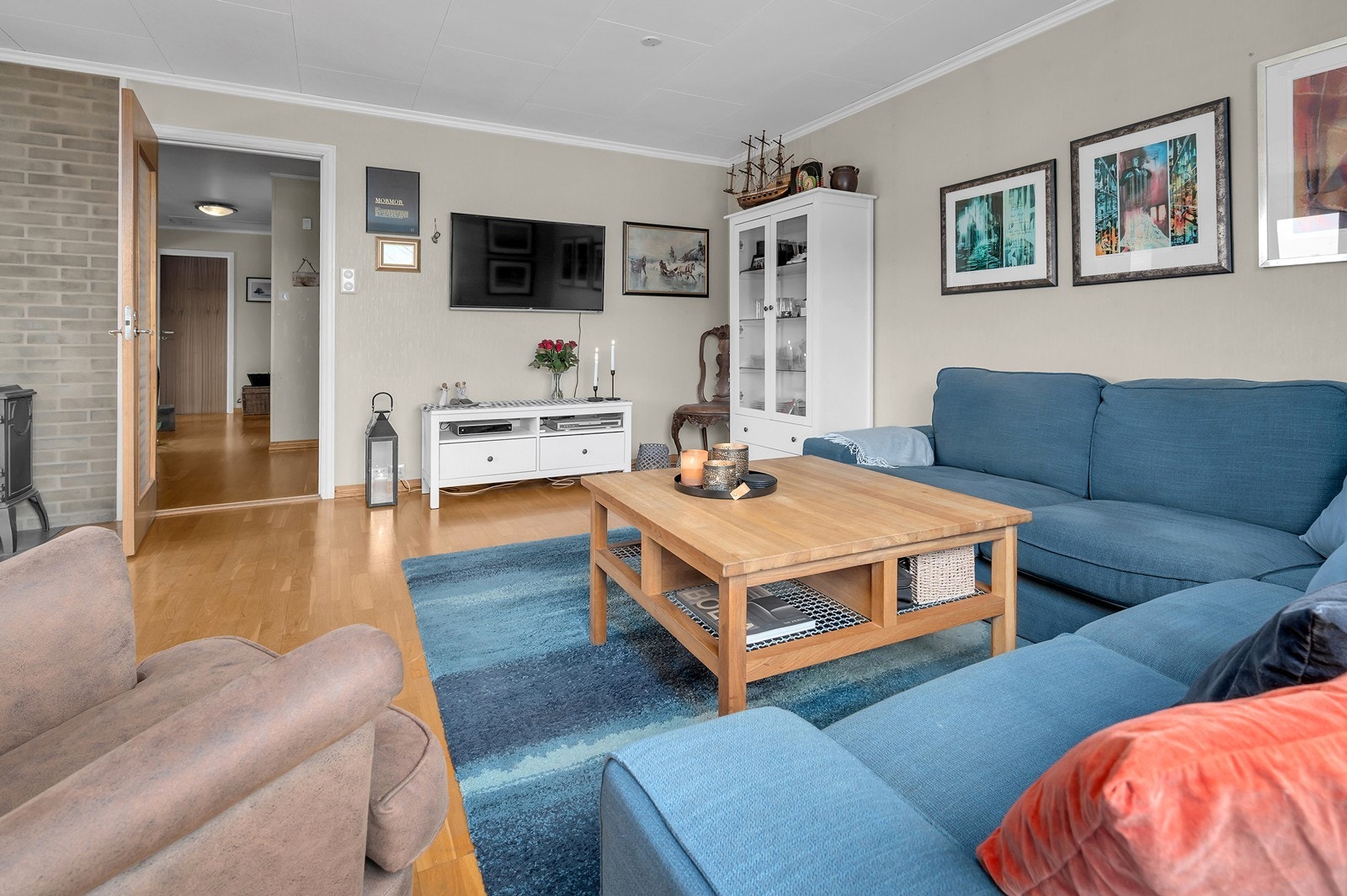 Fra gangen kommer vi inn i denne romslige stuen med god plass til stor sofagruppe. Galleribilde