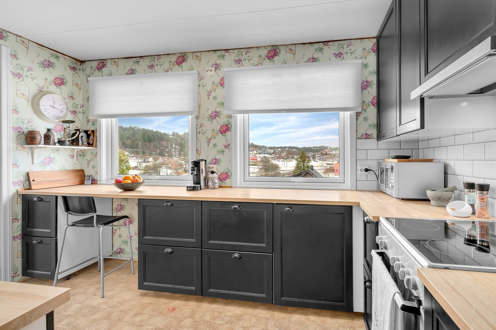 Store vindusflater gir rikelig med dagslys og utsyn fra kjøkkenet. Galleribilde