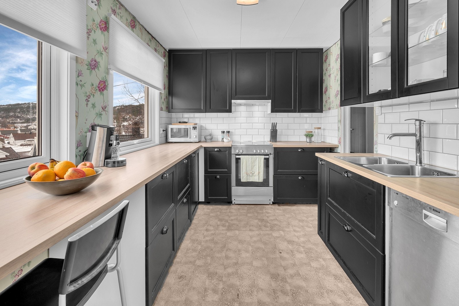 Her er det godt med skap- og benkeplass. Galleribilde