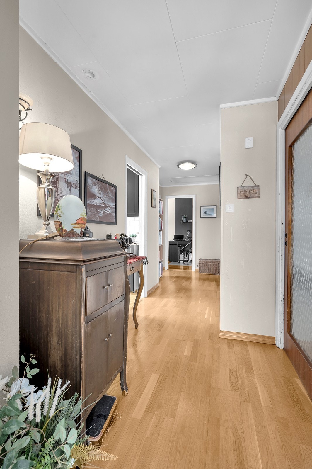 I 1. etasje møter vi en gang. Her er det gjennomgående 3-stavs parkett gulv. Galleribilde