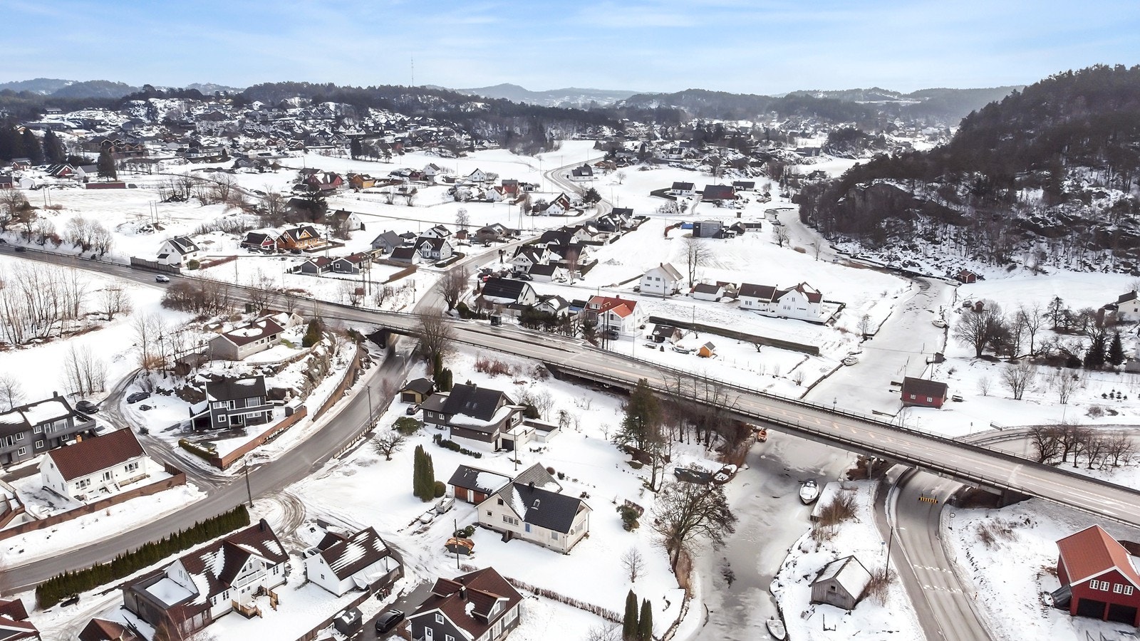 Boligen ligger på Eik i Søgne som er et etablert, rolig og barnevennlig område. Det er kort vei til både sjø, natur og Tangvall. Galleribilde