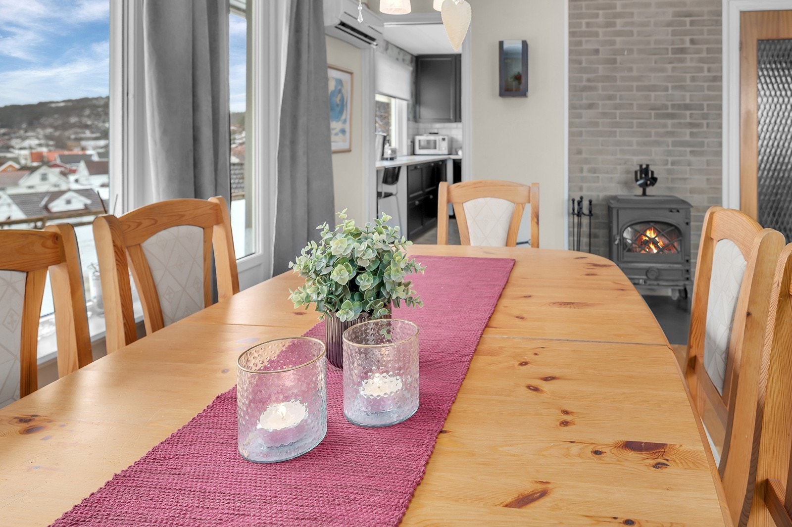 Spisebordet er i dag plassert ved vinduet, som gir lys og utsyn under måltider. Galleribilde