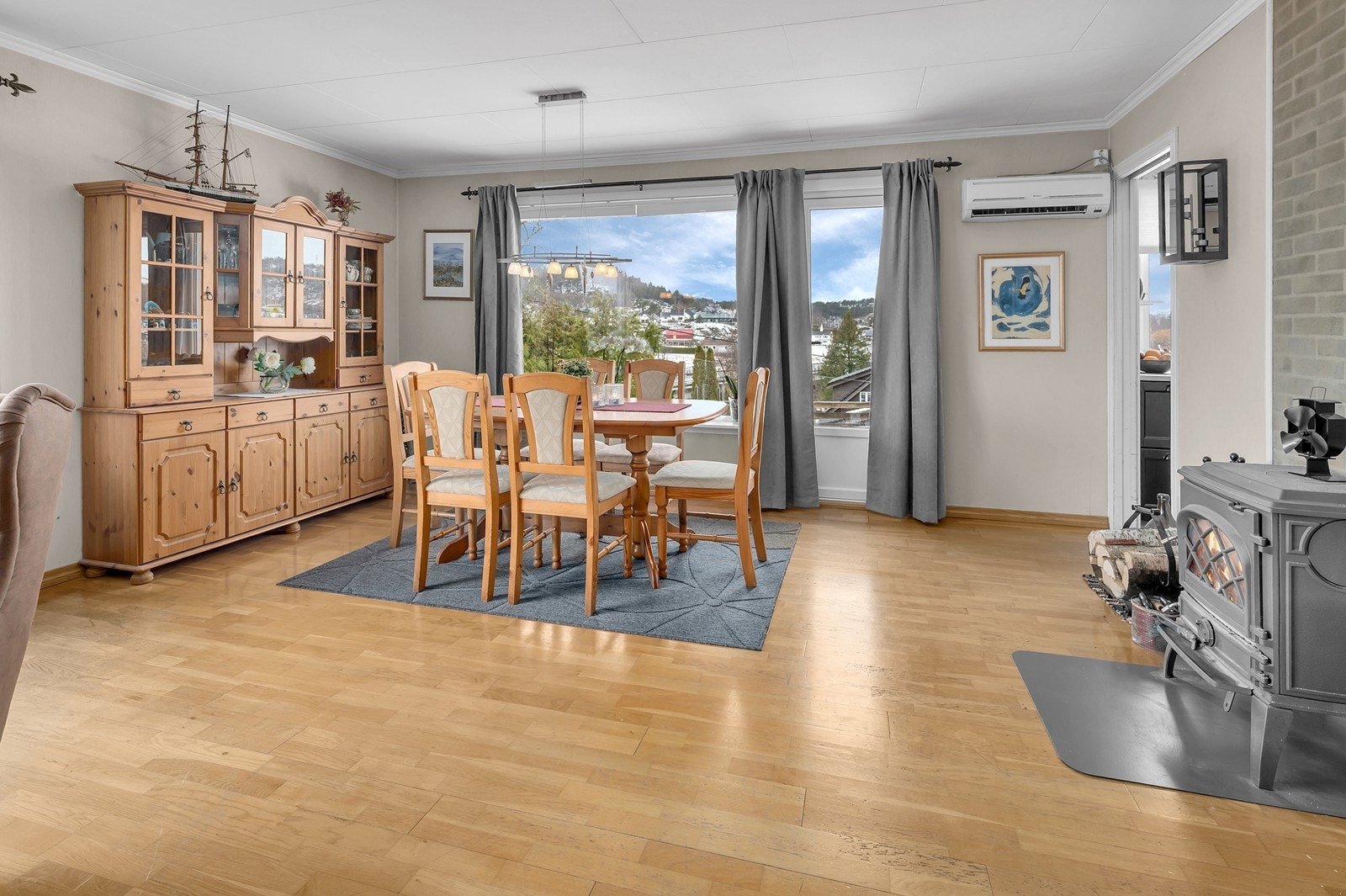 Stuen har vedovn som varmer på de kalde dagene. Galleribilde