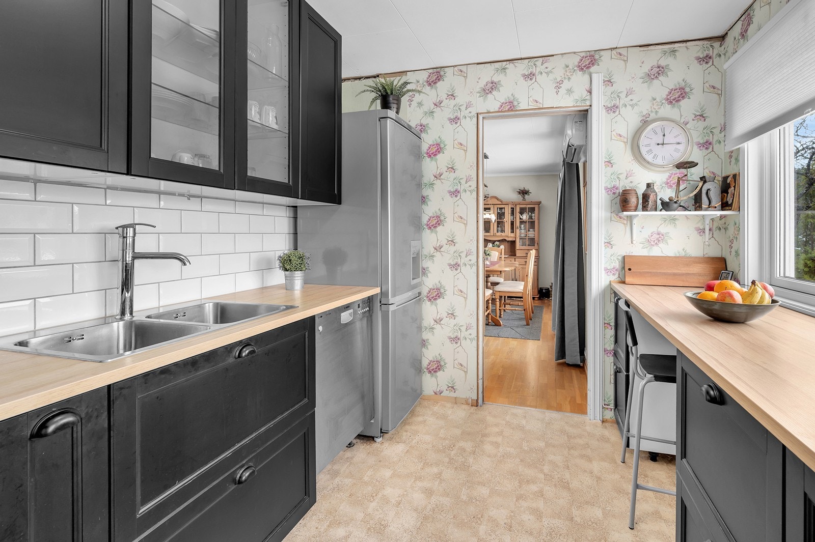 Kjøkken har innredning fra 2017 og har profilerte fronter og laminatbenkeplate. Kjøkkenventilator med avtrekk ut. Galleribilde