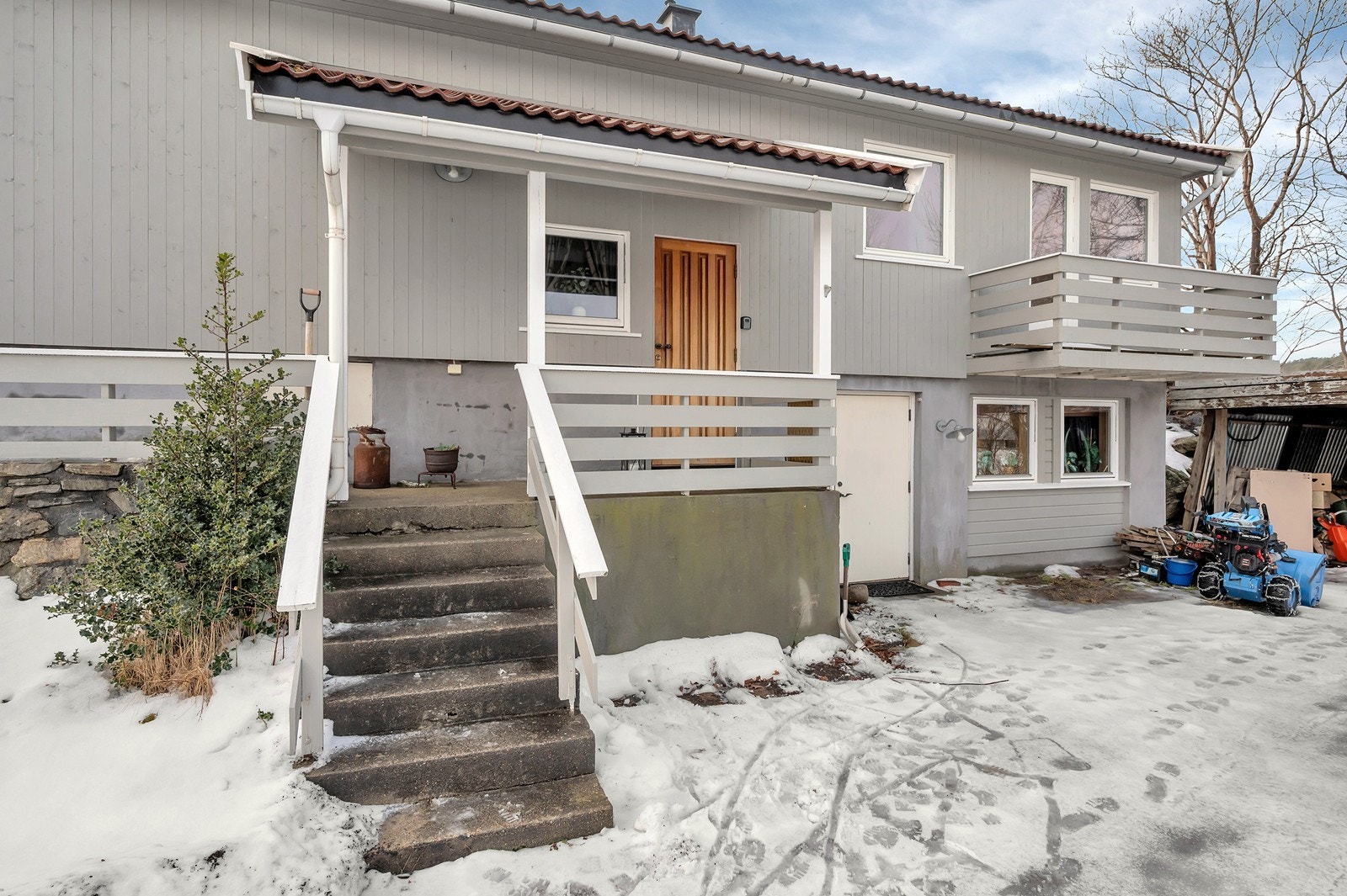 Overtaket ved inngangspartiet er av nyere tid og boligen har to innganger. Galleribilde