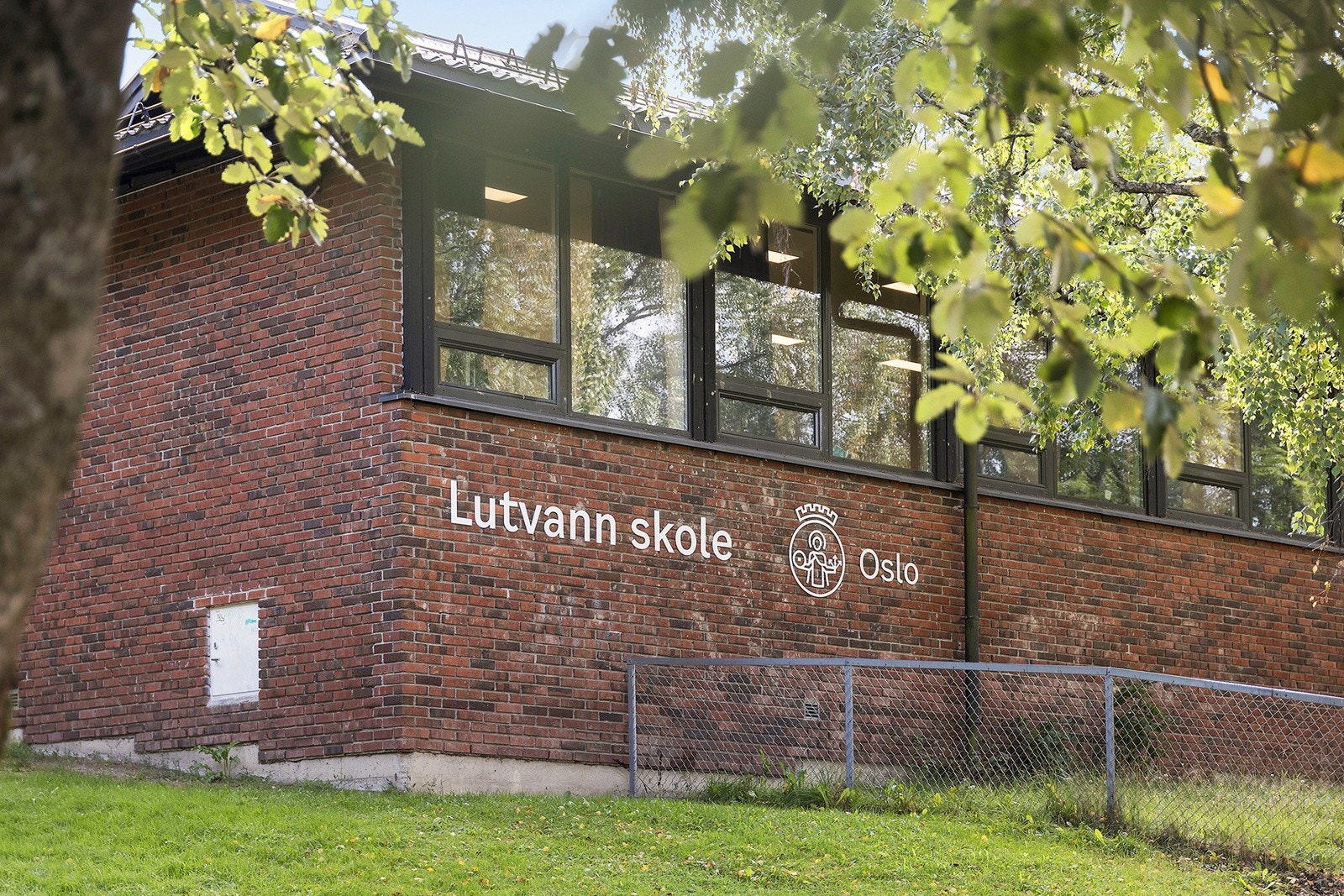 Lutvann skole (1-7 kl.), ca. 6. minutter gange fra leiligheten. Galleribilde