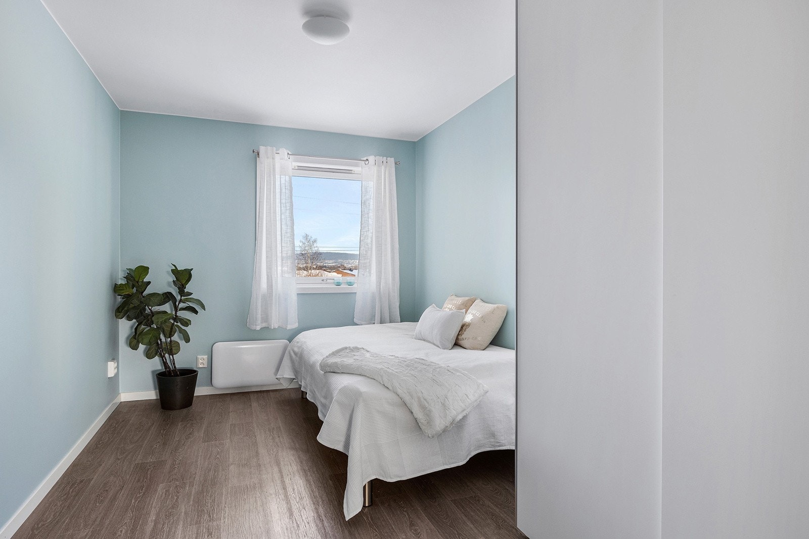 Soverom 2 med god plass til seng og nattbord. Galleribilde