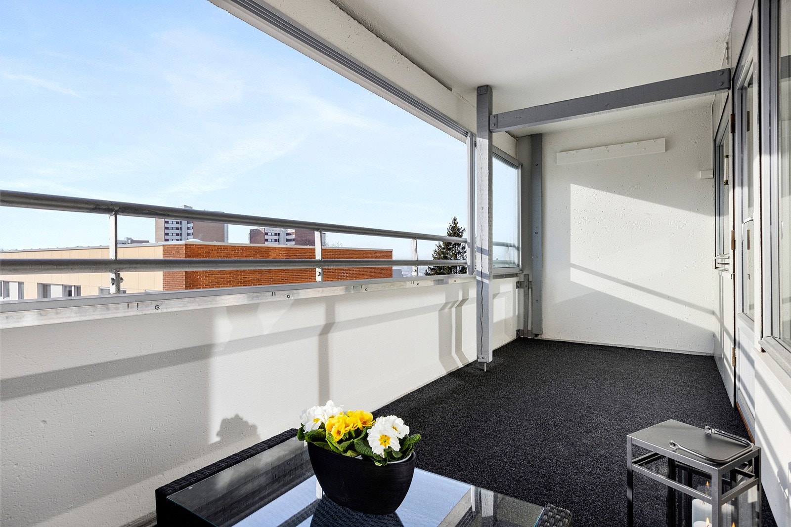 Stor balkong med god plass til utemøblement. Galleribilde