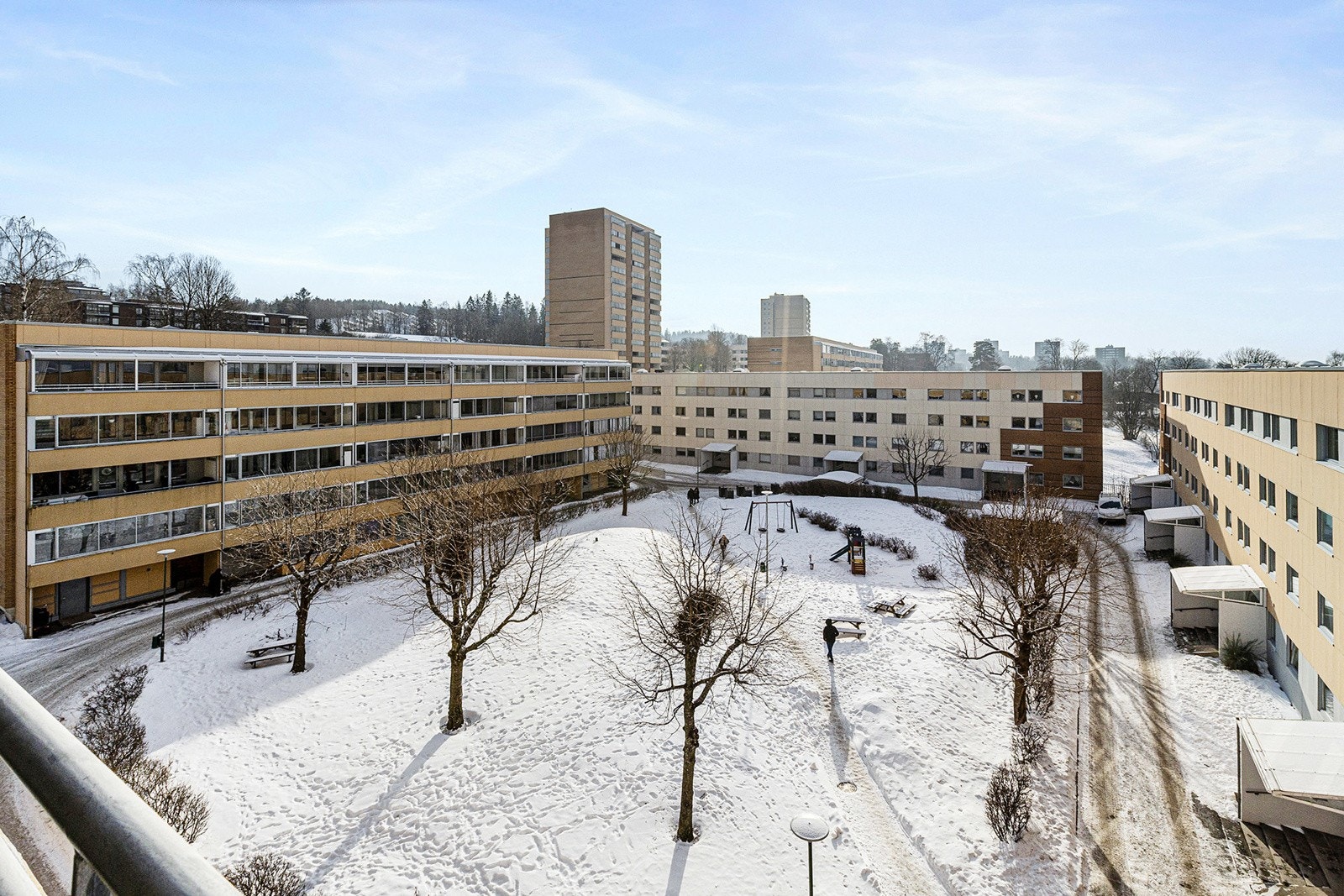 Boligen er beliggende i et veletablert, populært og meget barnevennlig boligområde på Trosterud. Galleribilde
