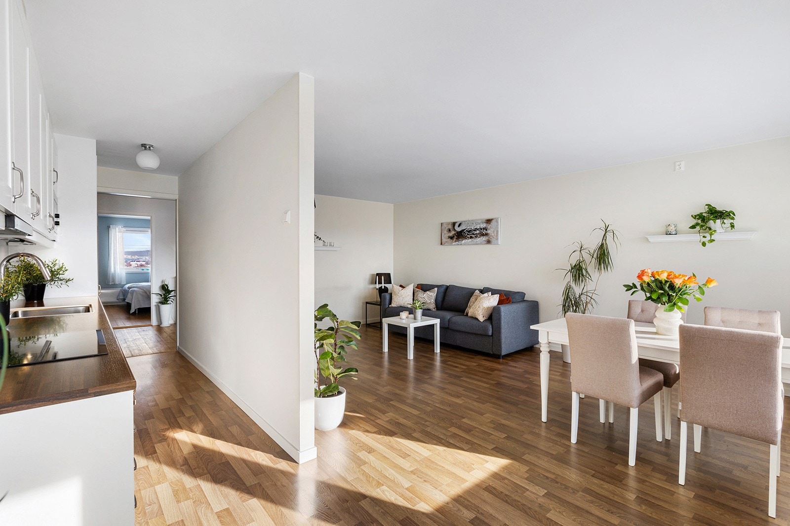 Det er delvis åpen løsning mellom stuen og kjøkkenet som skaper en luftig atmosfære. Galleribilde