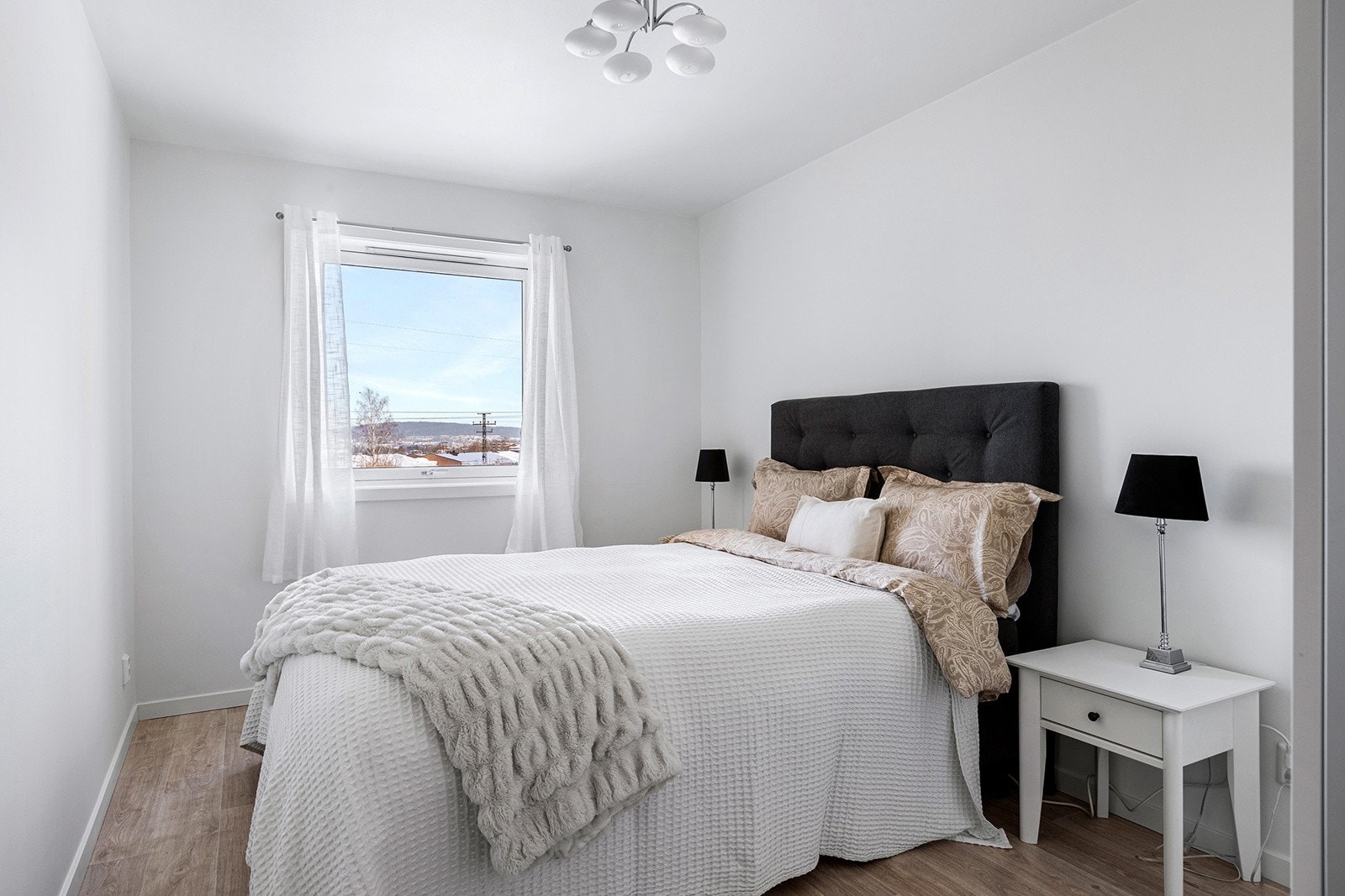 Hovedsoverommet med god plass til dobbeltseng og nattbord. Galleribilde