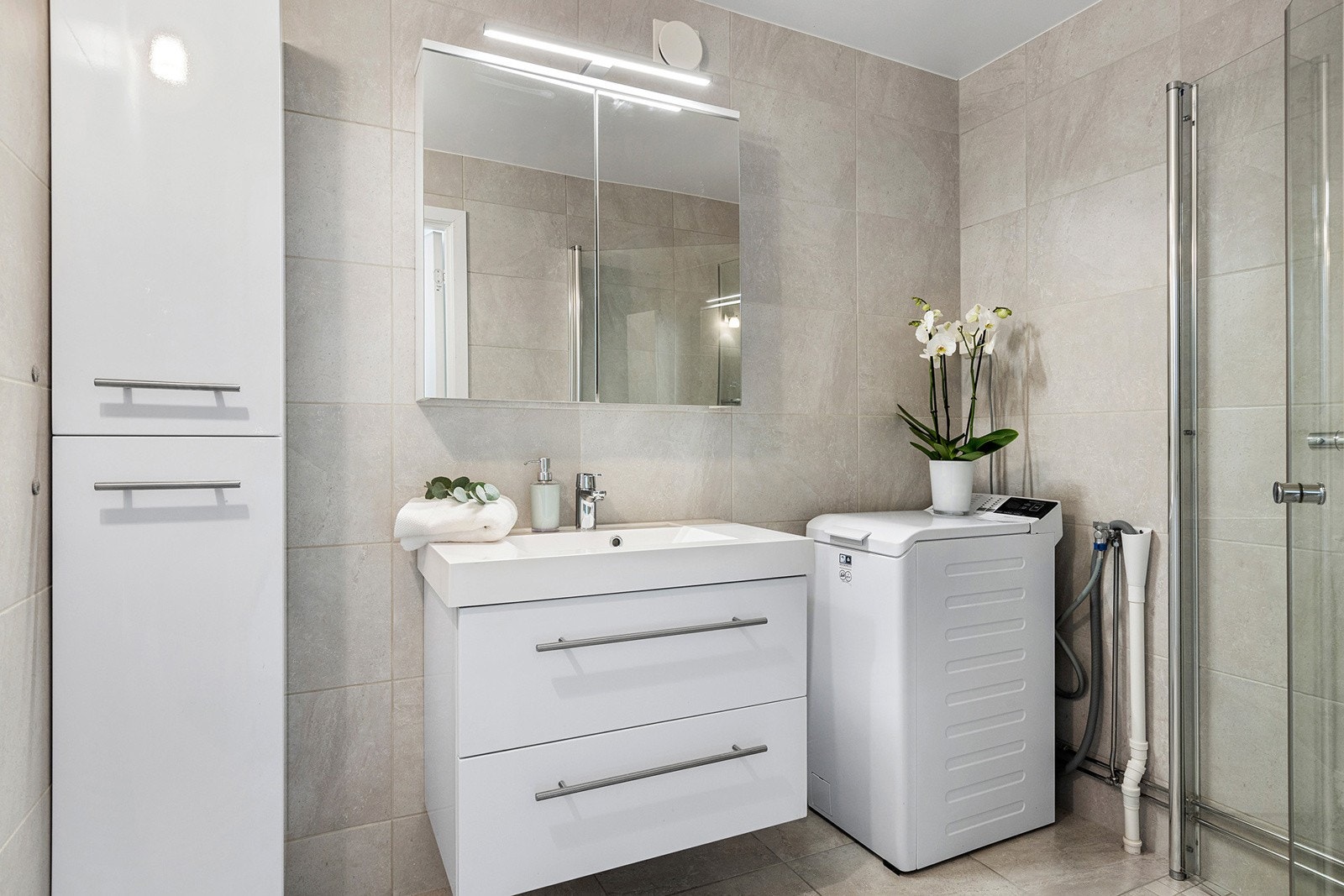 Pent bad med flislagt gulv og vegger. Galleribilde