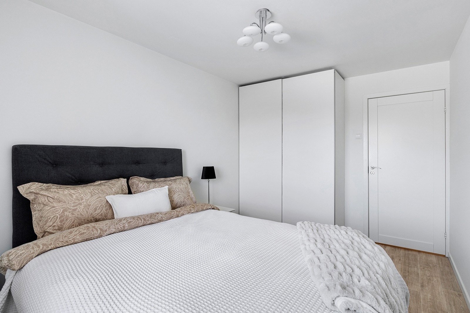 Det er garderobeskap på soverommet. Galleribilde