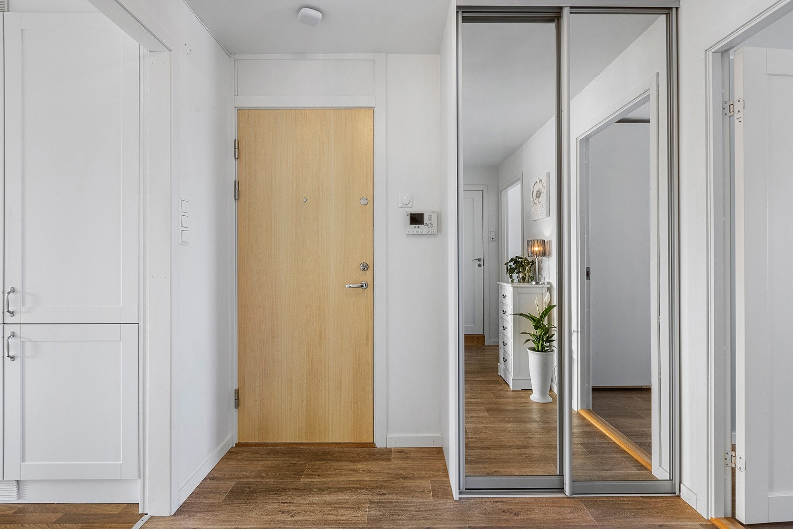 Innbydende entre med garderobeskap med speilflater. Galleribilde