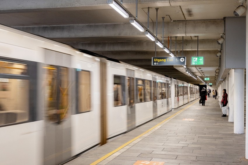 Trosterud T-bane, ca. 4 minutter gange fra leiligheten. Galleribilde