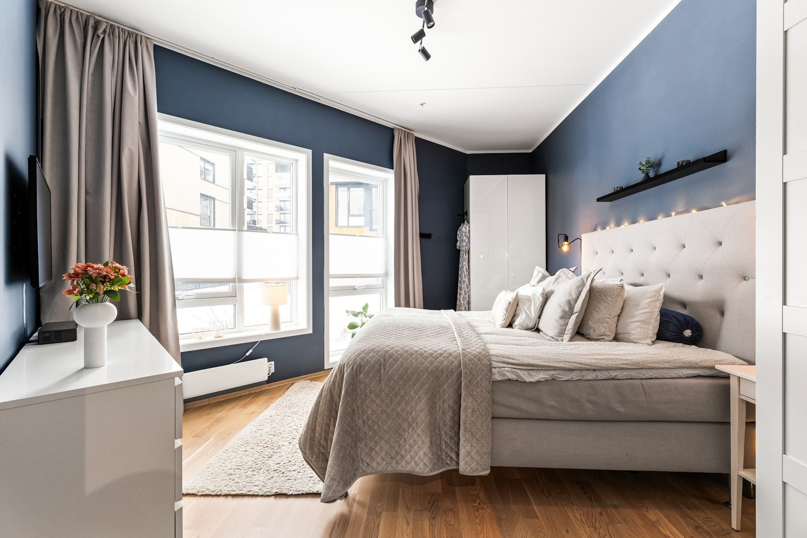 Hovedsoverommet har god plass til både dobbeltseng og garderobeskap. Galleribilde