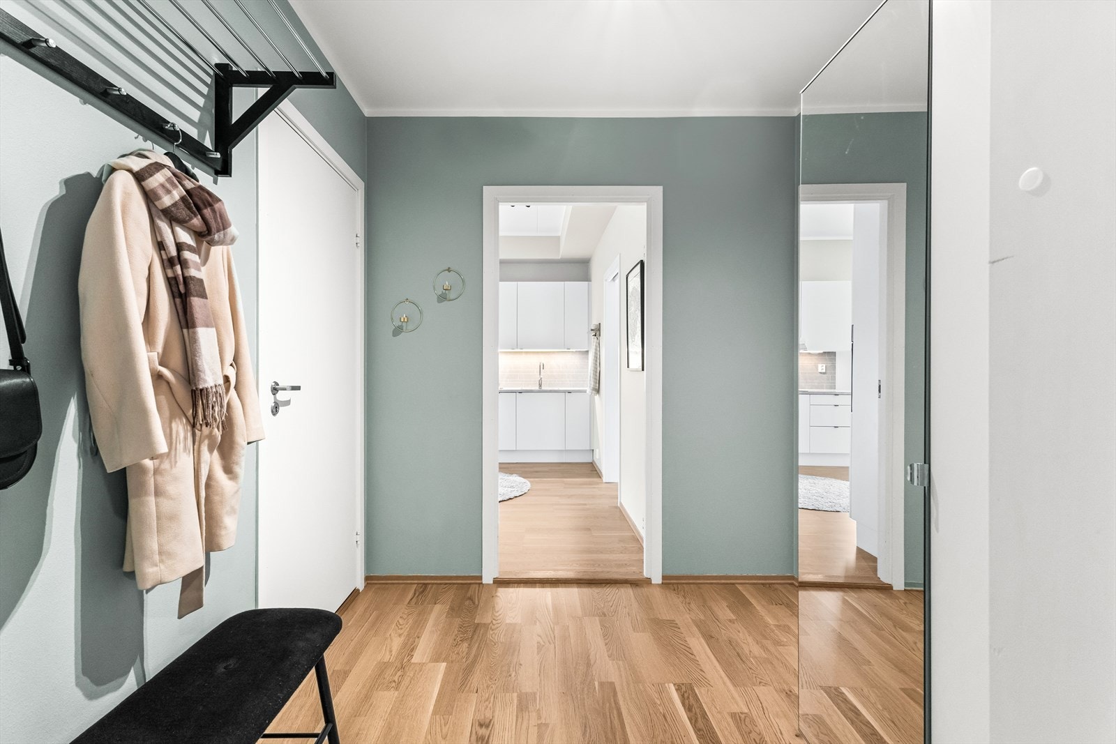 En luftig og velorganisert entré som ønsker deg varmt velkommen inn! Galleribilde