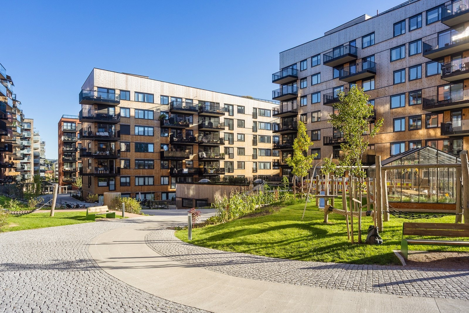 Trivelig fellesområde med grønne arealer og fine uteplasser. Galleribilde