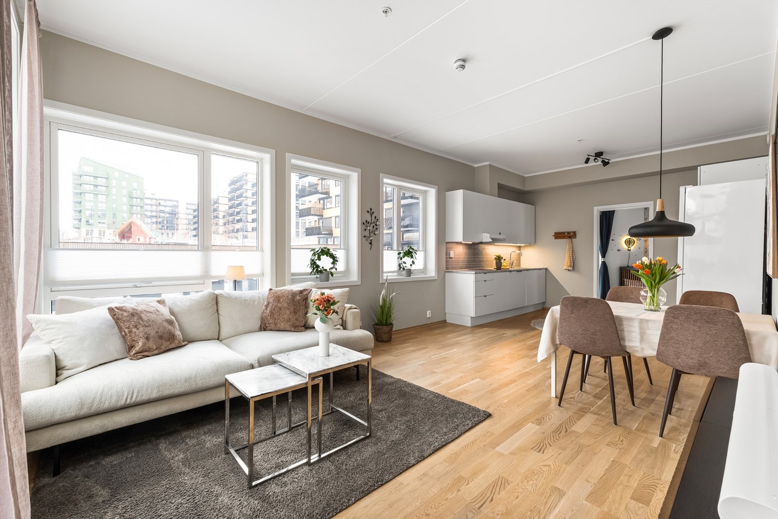 Rommet har en romslig utforming og gode møbleringsmuligheter, med plass til sofagruppe, TV-møblement og spiseplass. Galleribilde