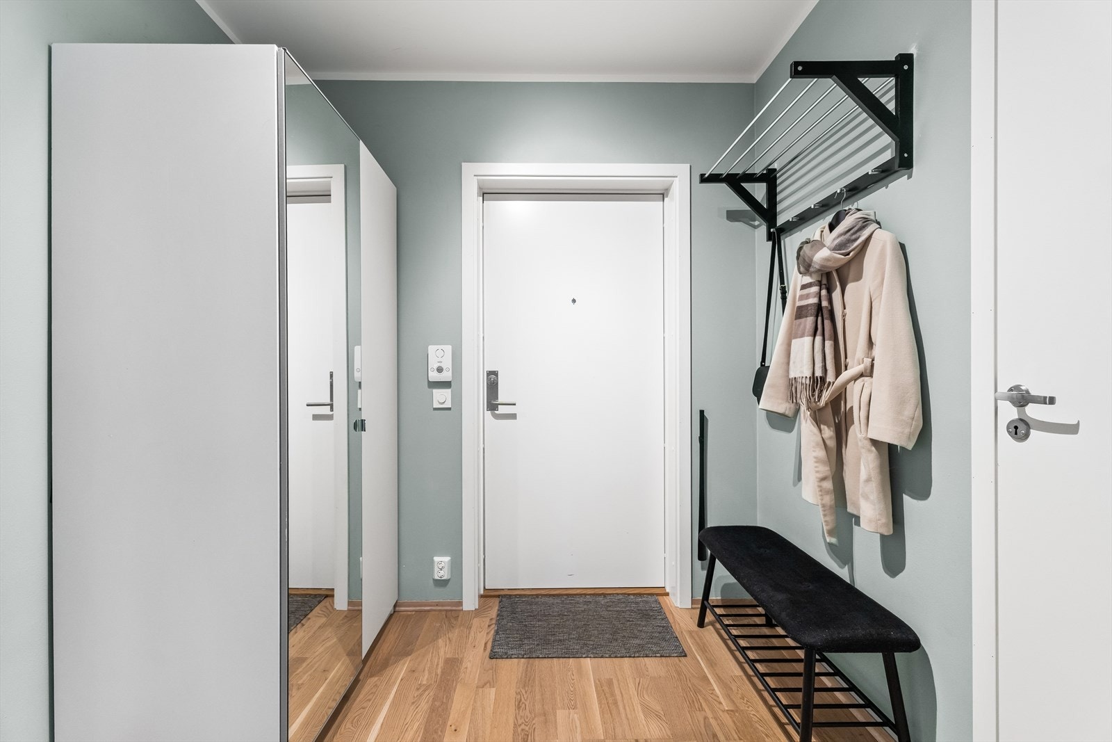 Leiligheten ligger i byggets 1. etasje og har en romslig og innbydende entré som gir et svært godt førsteinntrykk. Galleribilde
