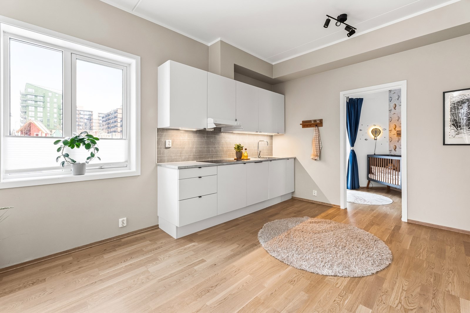 Kjøkkenet har en moderne, åpen løsning med HTH-innredning fra byggeåret. Galleribilde