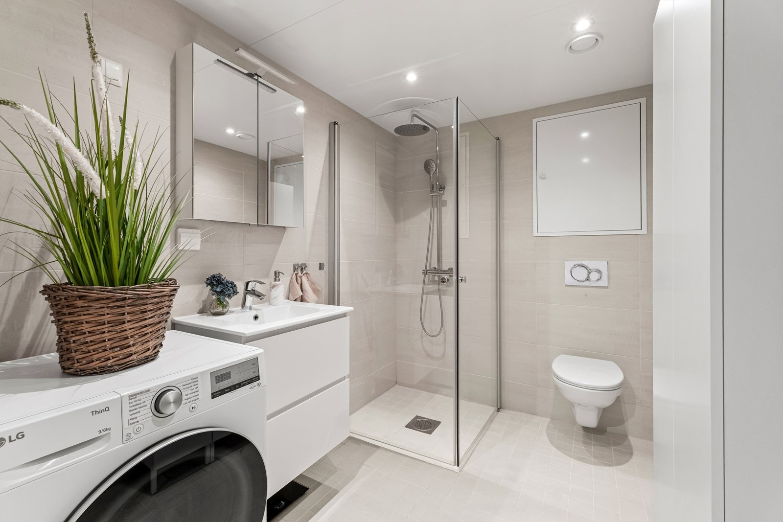 Badet fremstår som moderne og stilrent med flislagte overflater og god planløsning. Galleribilde