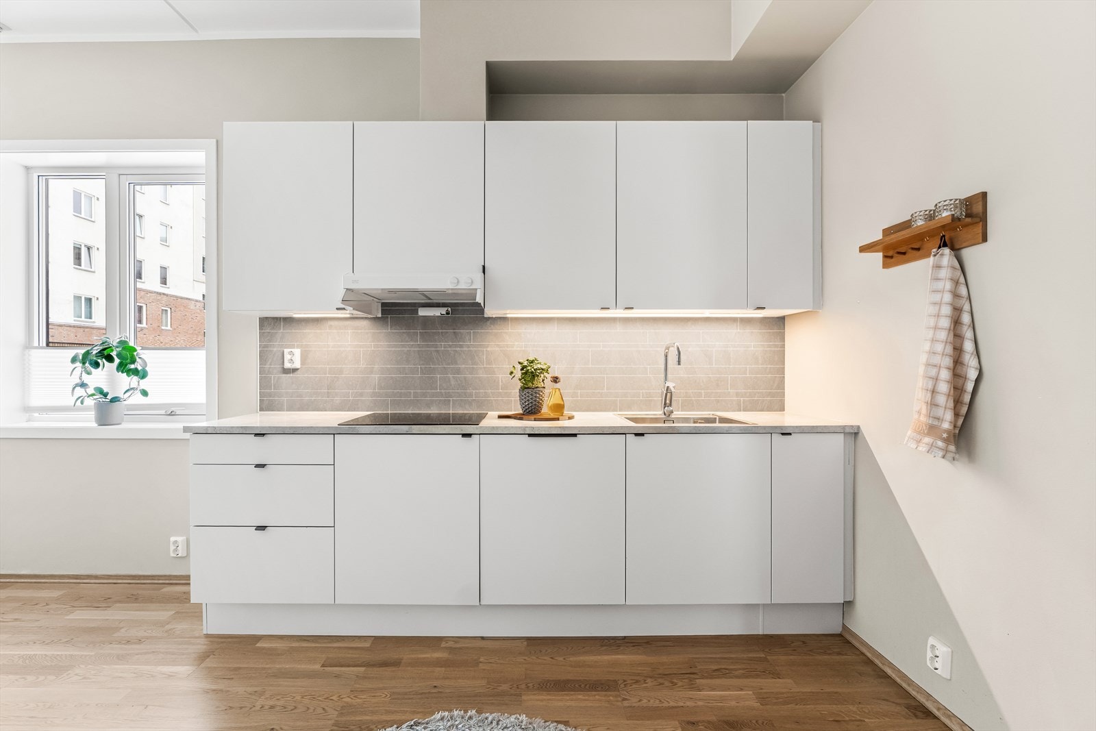 De glatte frontene og laminatbenkeplaten med nedfelt kum gir et stilrent uttrykk. Galleribilde