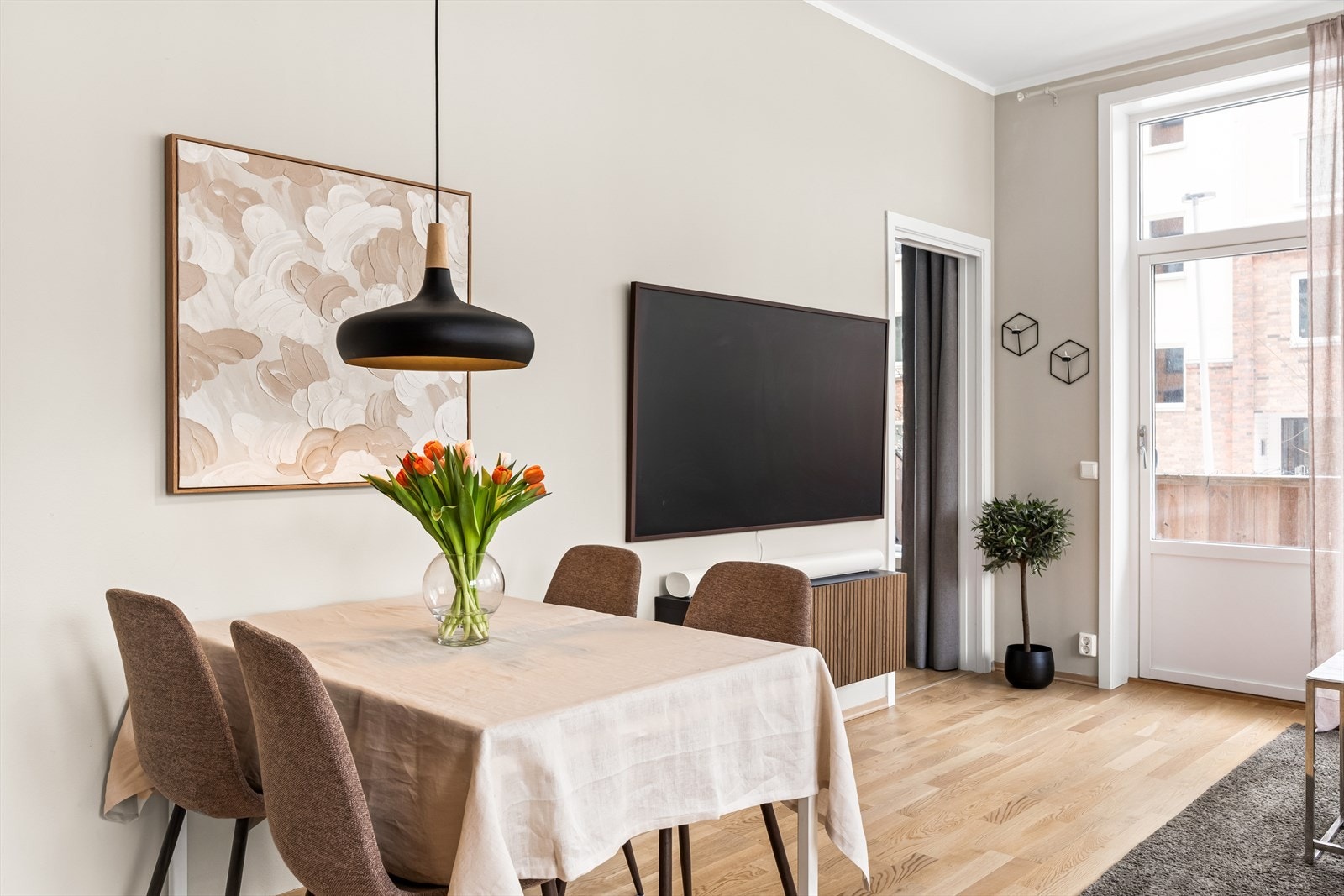 Leiligheten byr på en god planløsning som gjør det enkelt å innrede i forskjellige soner. Galleribilde