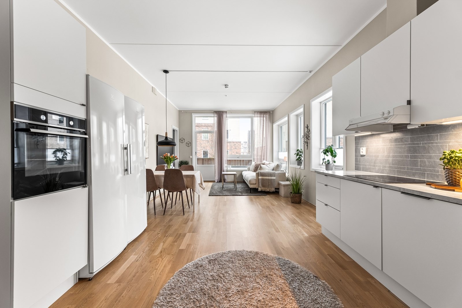 Det er godt med både skap og benkeplass, og kjøkkenet er utstyrt med integrert platetopp, stekeovn, oppvaskmaskin samt kjøleskap og fryser. Galleribilde