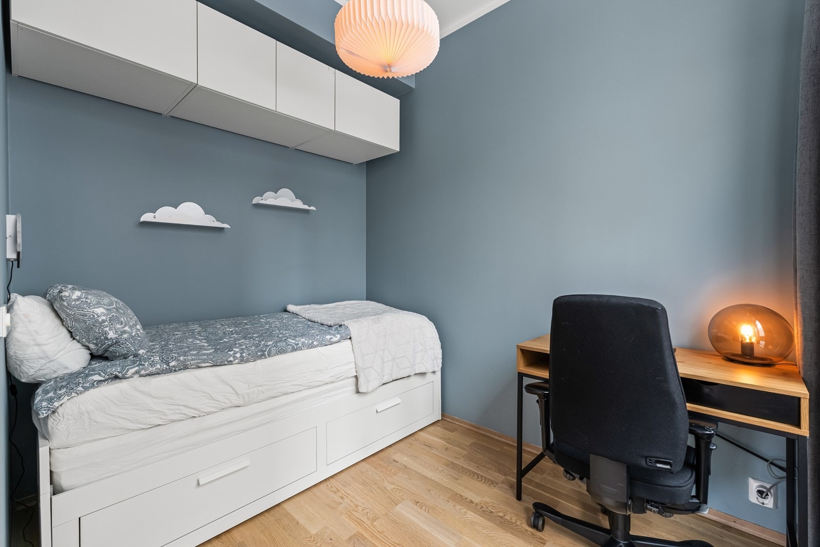 Et stilrent og funksjonelt rom som egner seg perfekt som barnerom, gjesterom eller hjemmekontor. Galleribilde