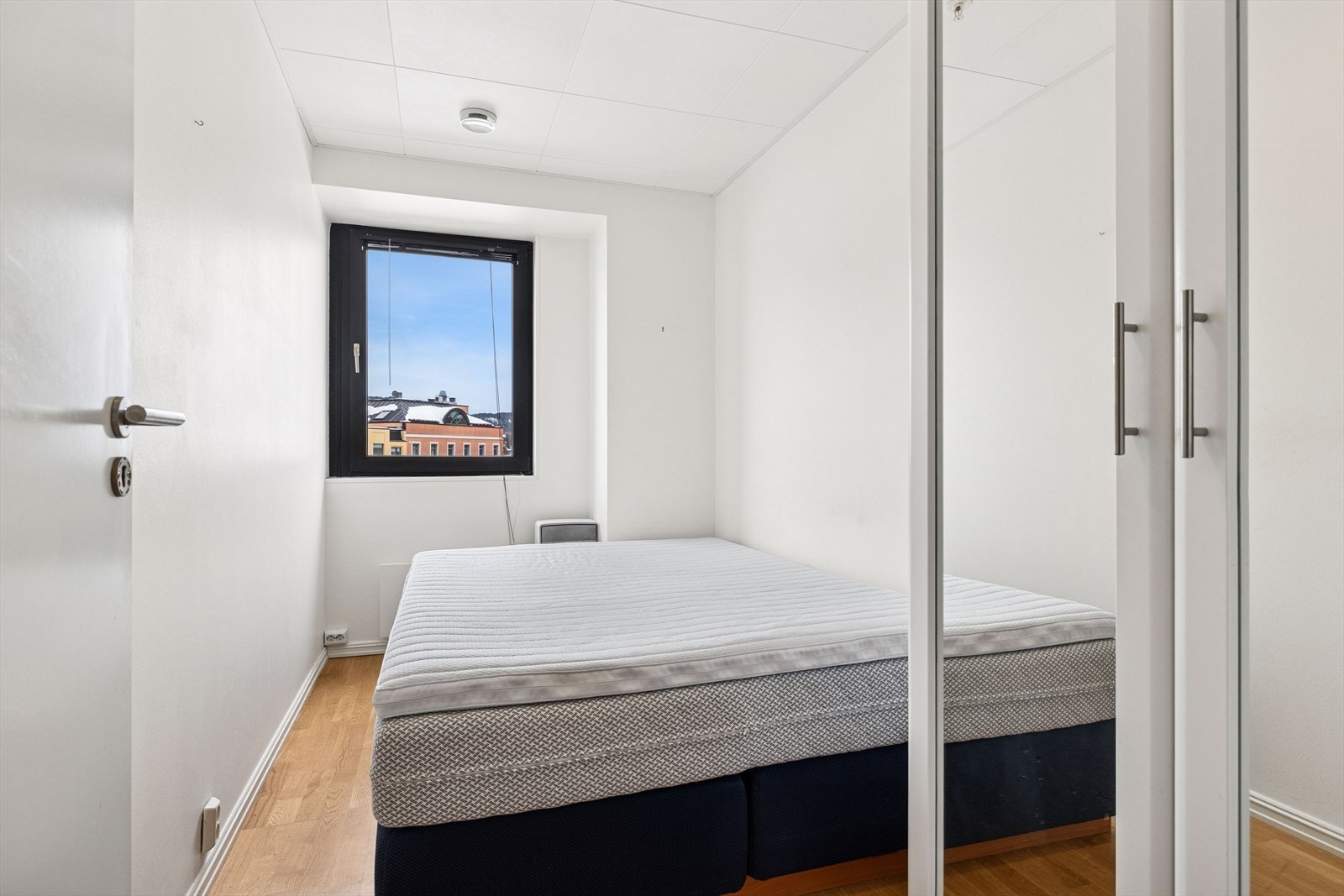 Hovedsoverommet byr på god plass til seng og garderobe. Galleribilde