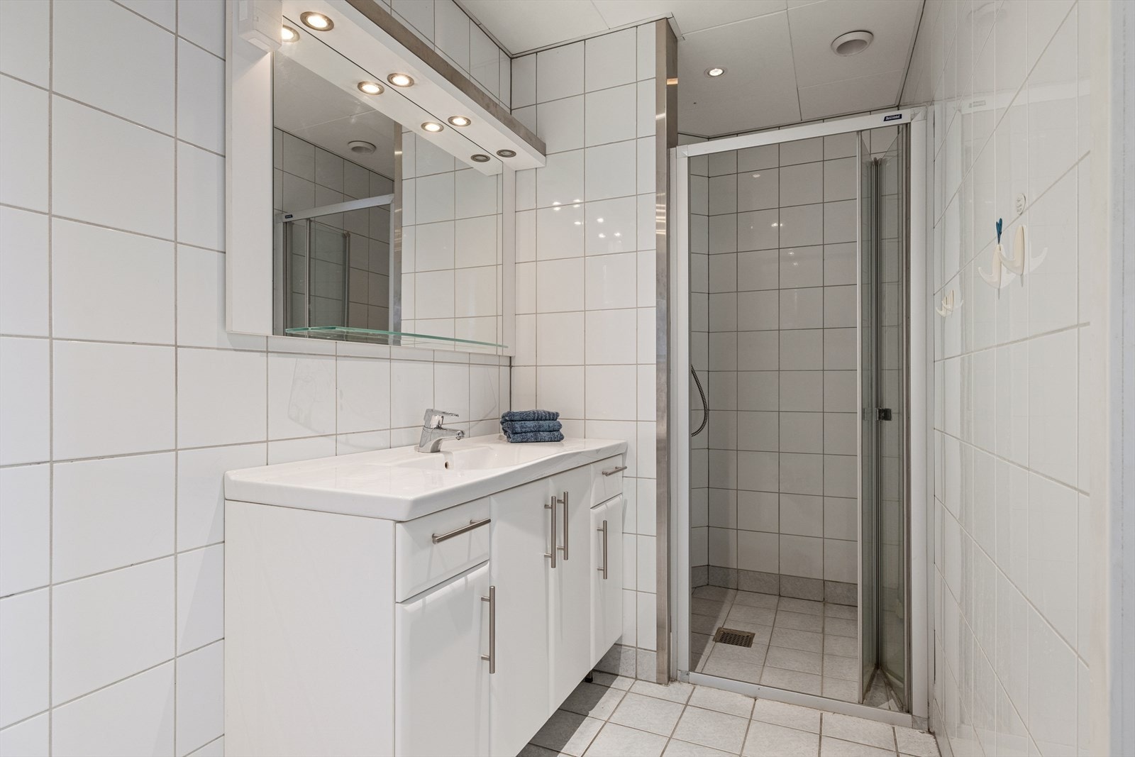 Plassbygd vaskesøyle - effektiv og plassbesparende løsning for hverdagslogistikken. Galleribilde