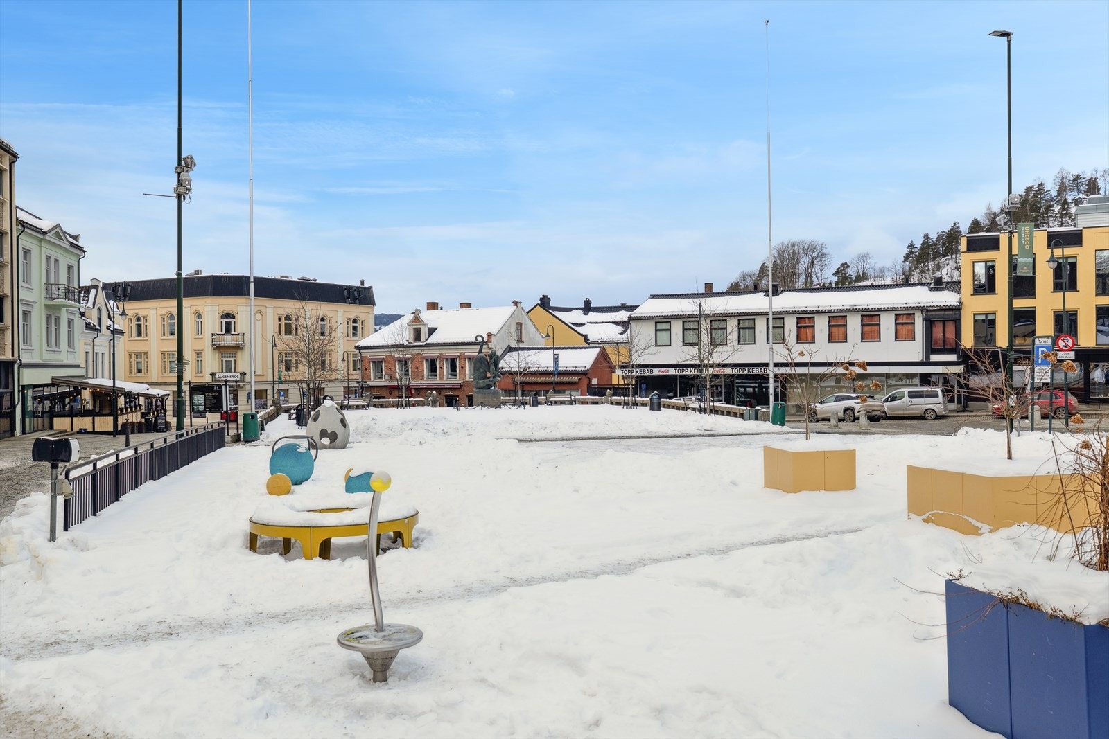 Attraktiv sentrumsbeliggenhet med kort vei til byliv, servicetilbud og kollektivtransport. Galleribilde