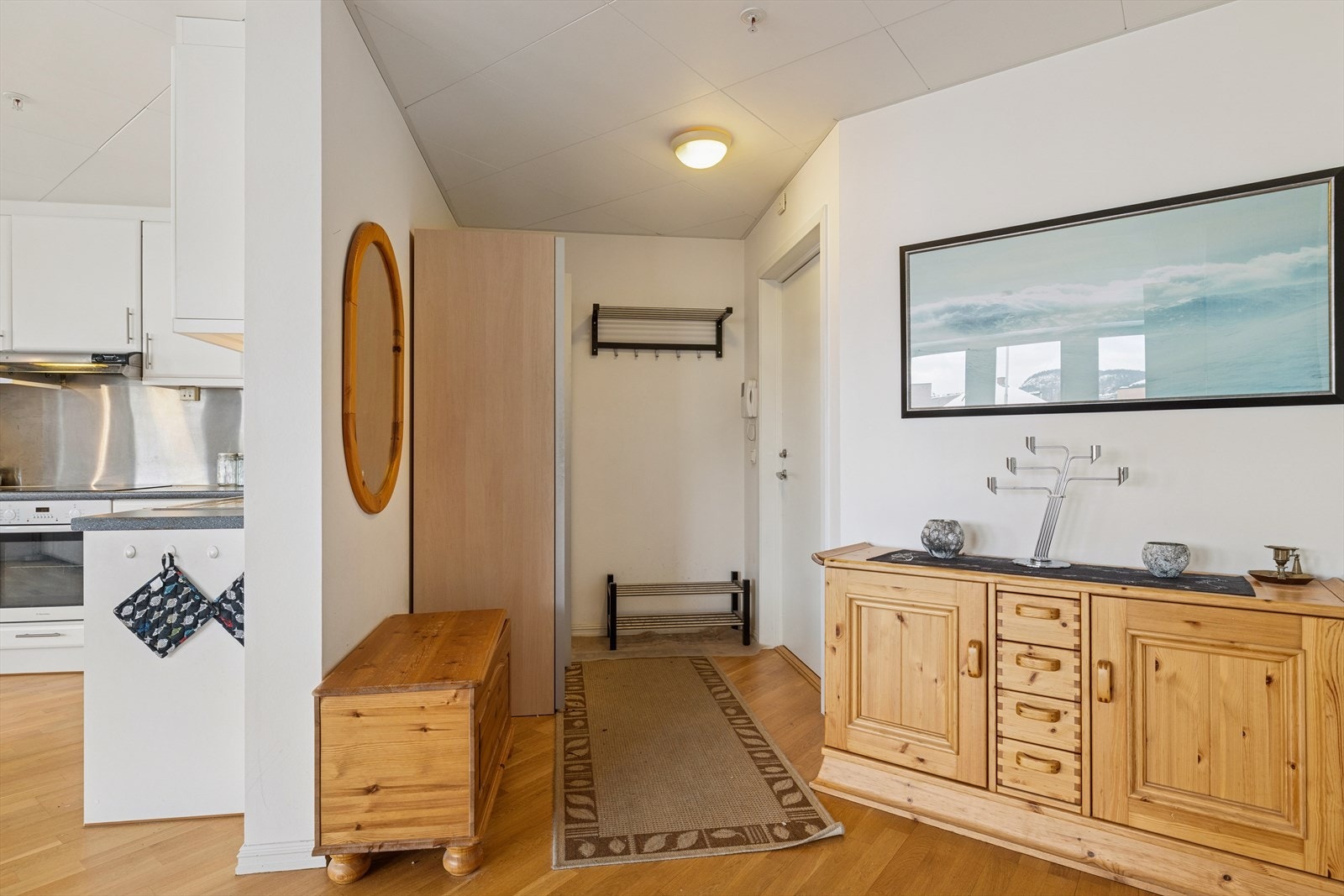 Romslig entré med garderobeskap og god plass til møblering. Galleribilde