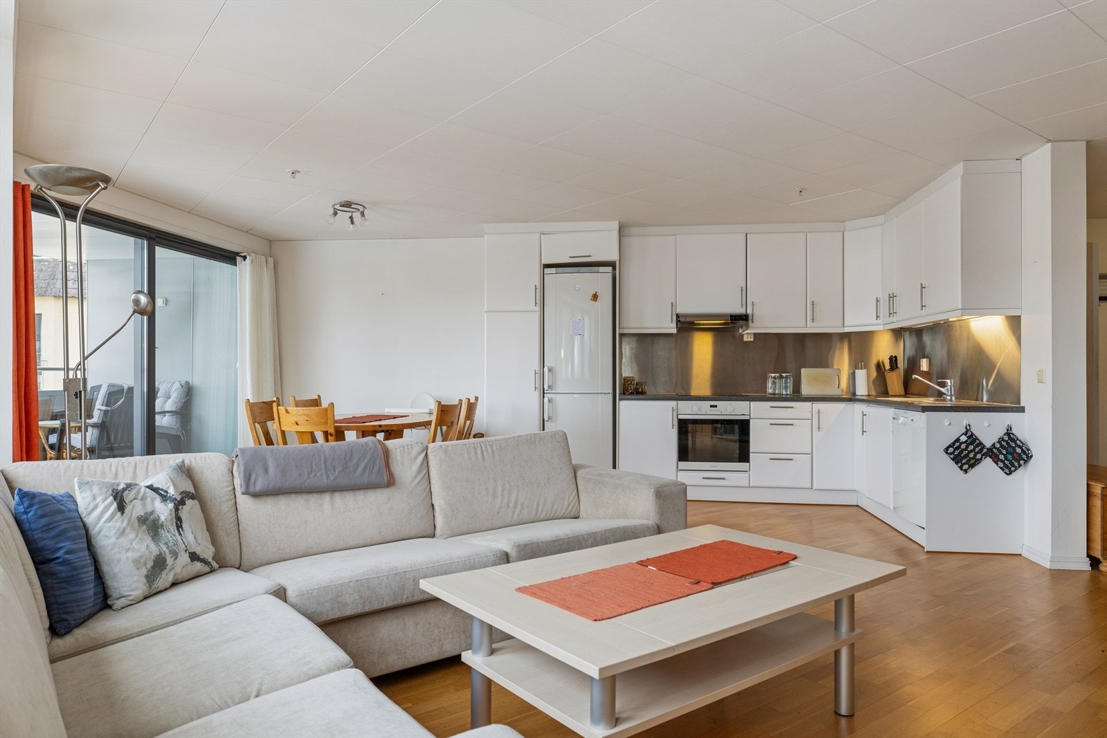 Leiligheten ligger i en bygning fra 1950-tallet som ble ombygget og delt inn i leiligheter i 2006. Galleribilde