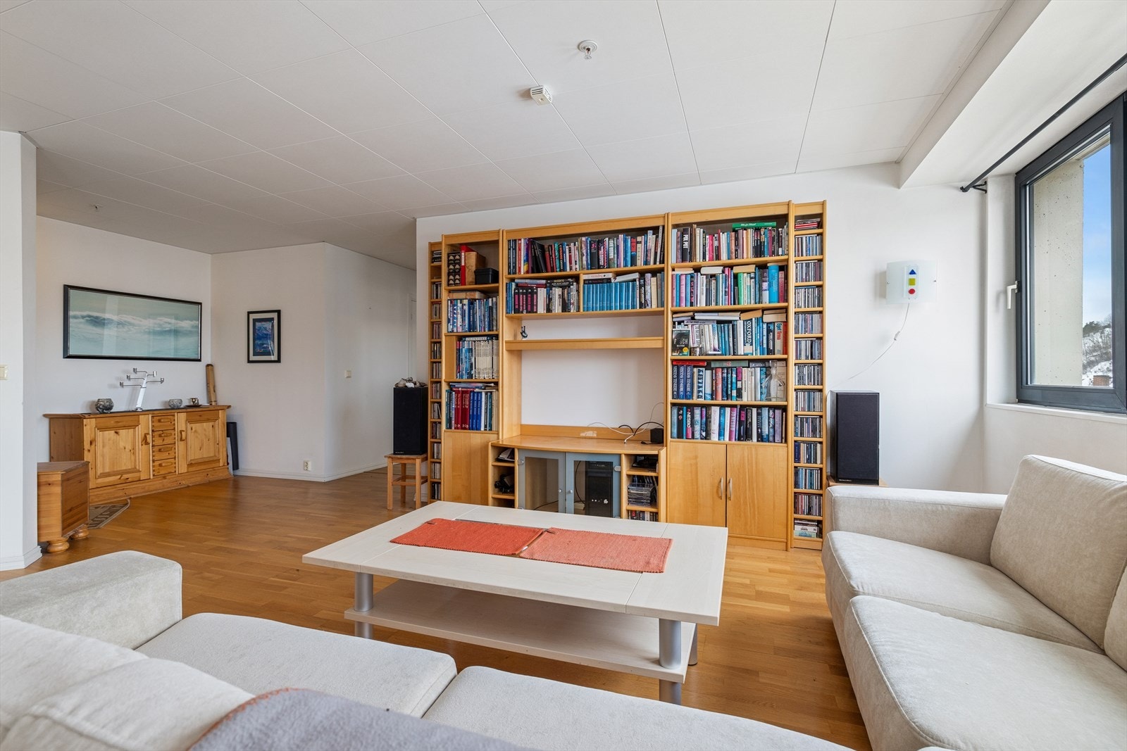 Rom for både sofakrok og spisegruppe - en fleksibel stue som innbyr til trivsel. Galleribilde