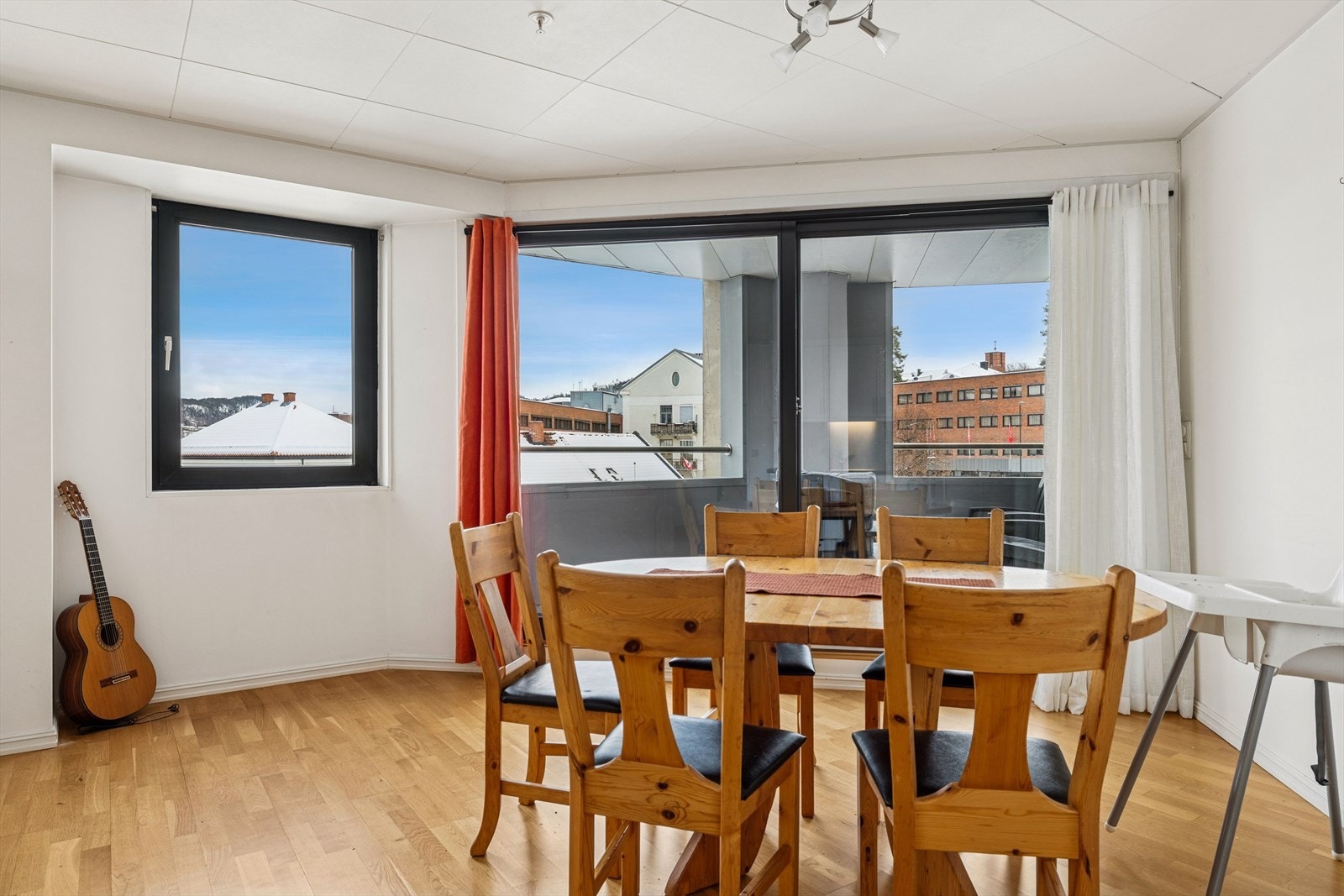 Hyggelig spiseplass ved vinduene - perfekt til både hverdag og gjester. Galleribilde