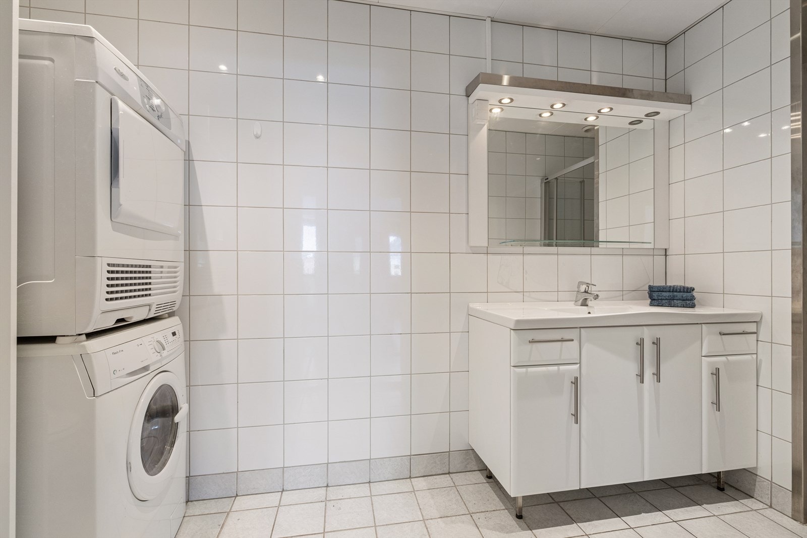 Pent flislagt bad med varme i gulvet og praktiske soner for både dusj og vask. Galleribilde