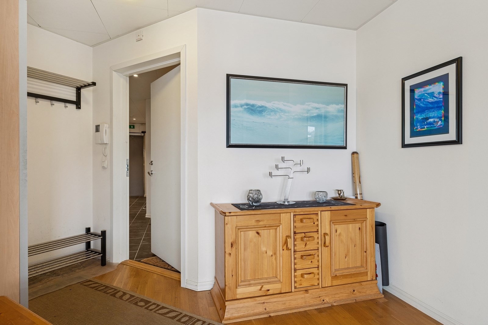 Lys og funksjonell entré med callinganlegg og god flyt videre inn i leiligheten. Galleribilde