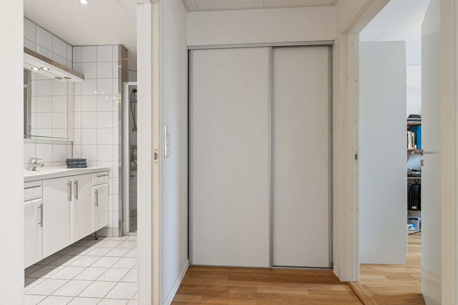 Praktisk bod i leiligheten med skyvedørsgarderobe - ideelt for smart oppbevaring. I tillegg medfølger kjellerbod på ca 5 m2. Galleribilde